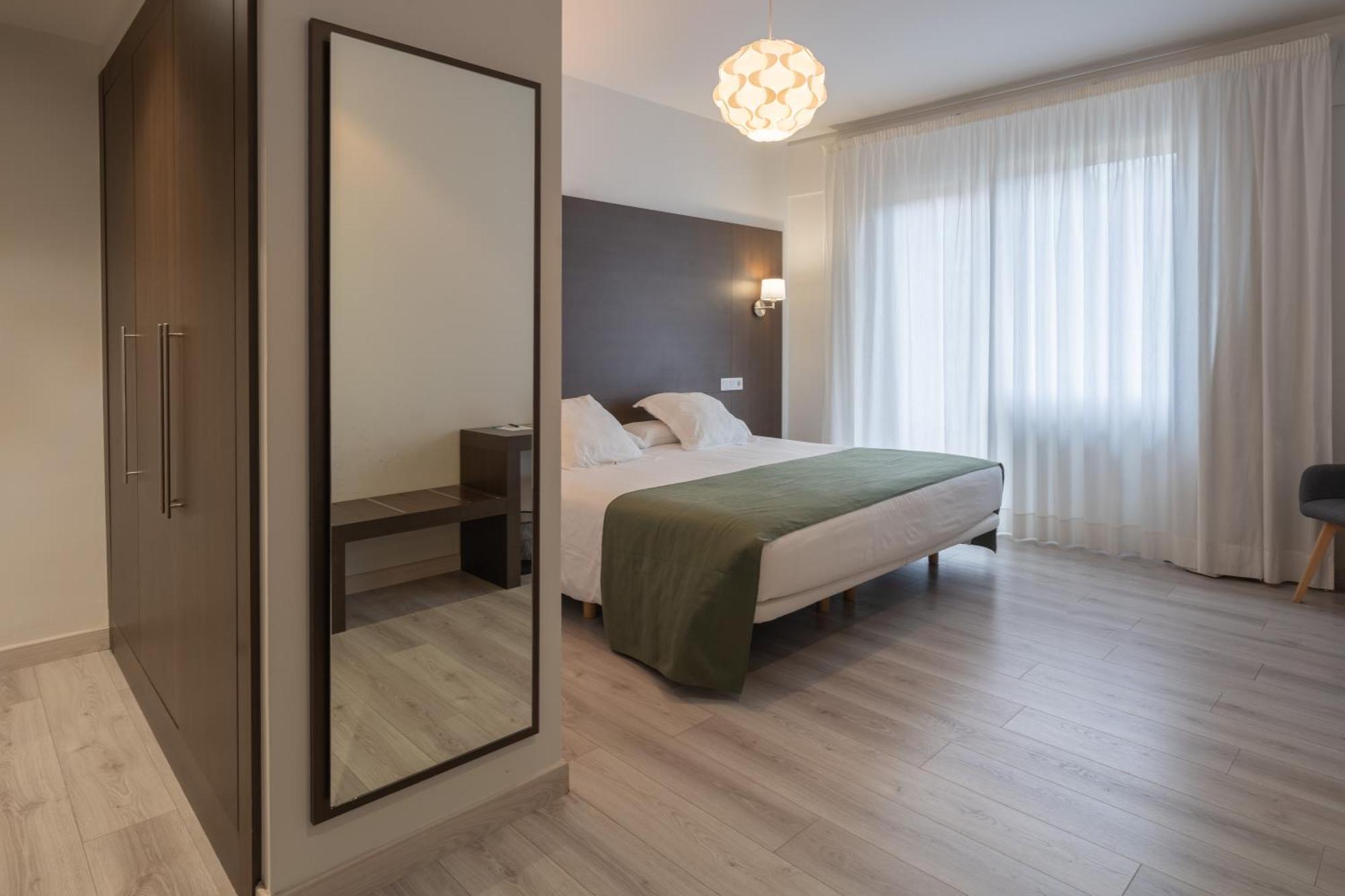 לוגו Hotel Mendez Nunez מראה חיצוני תמונה